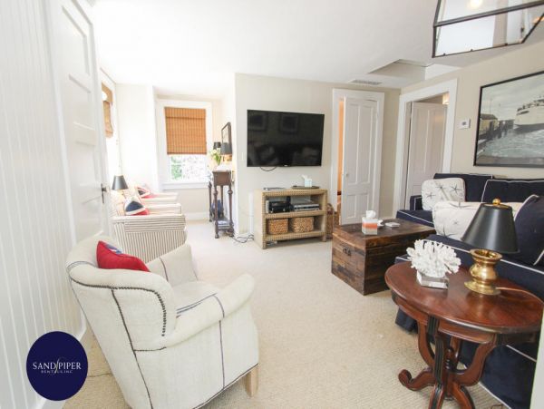 Cape Cod Home 994812