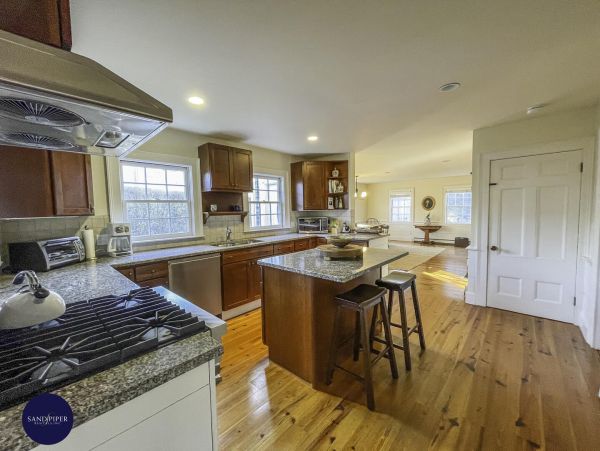 Cape Cod Home 994813