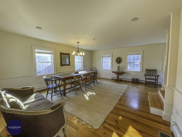 Cape Cod Home 994813