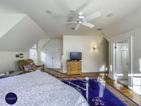 Cape Cod Home 994813
