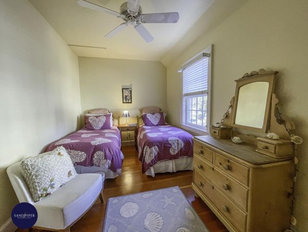 Cape Cod Home 994813