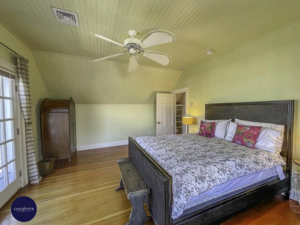 Cape Cod Home 994813