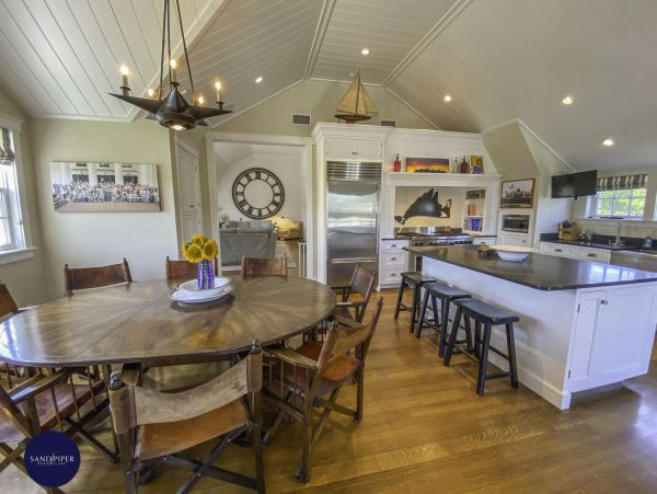Cape Cod Home 994814