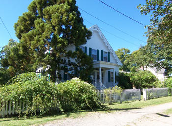 Cape Cod Home 994815