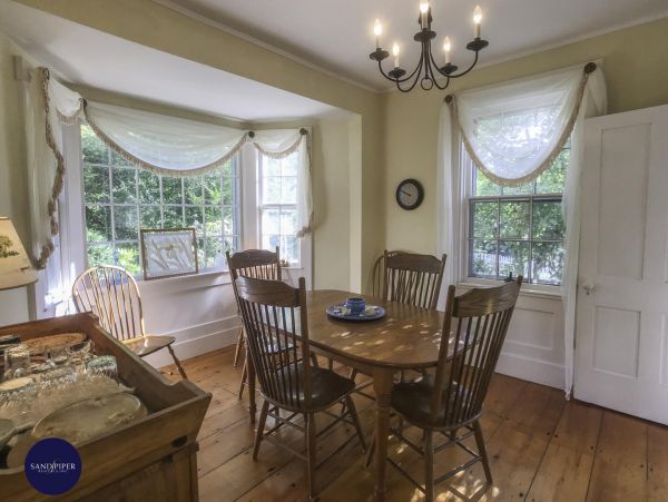 Cape Cod Home 994815