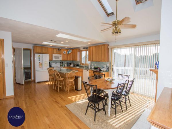 Cape Cod Home 994816