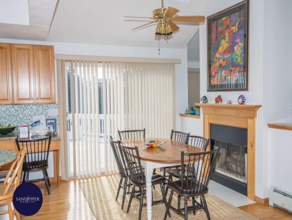 Cape Cod Home 994816