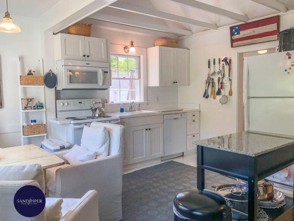 Cape Cod Home 994819