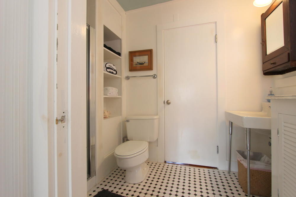 Cape Cod Home 994819