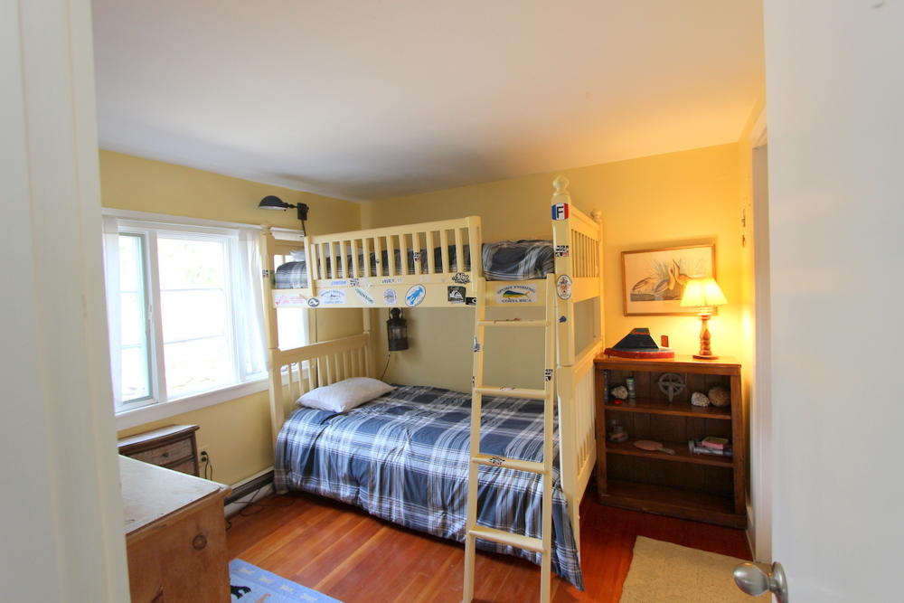 Cape Cod Home 994819