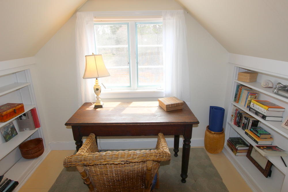 Cape Cod Home 994819