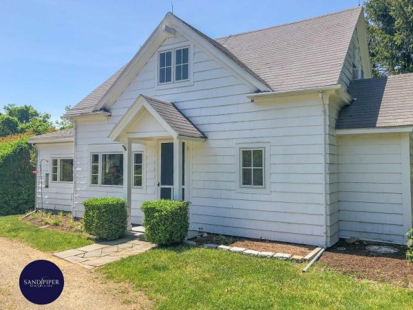 Cape Cod Home 994819