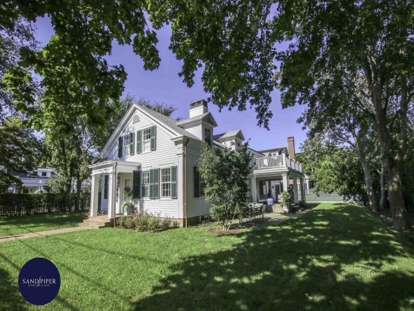 Cape Cod Home 994820