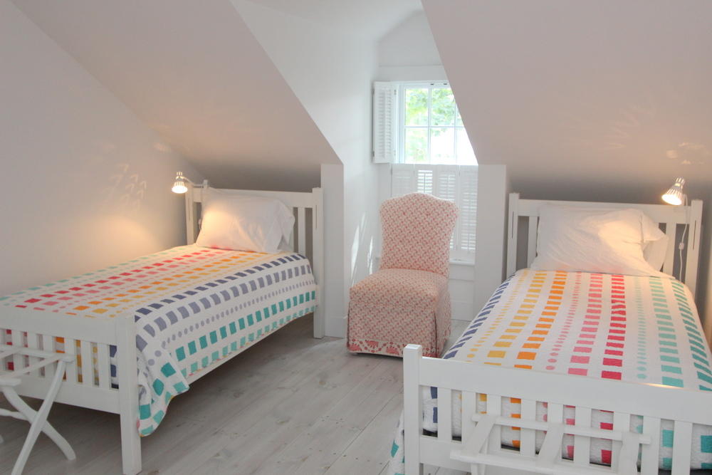 Cape Cod Home 994820