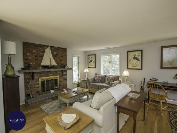 Cape Cod Home 994821