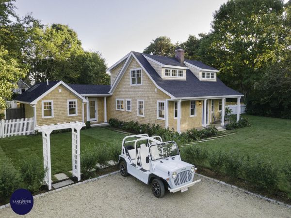 Cape Cod Home 994822