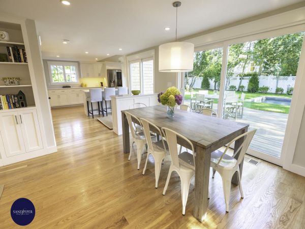 Cape Cod Home 994822