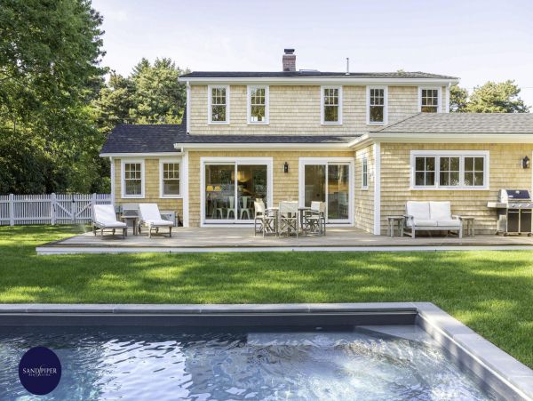 Cape Cod Home 994822