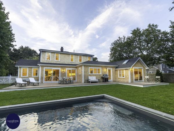Cape Cod Home 994822