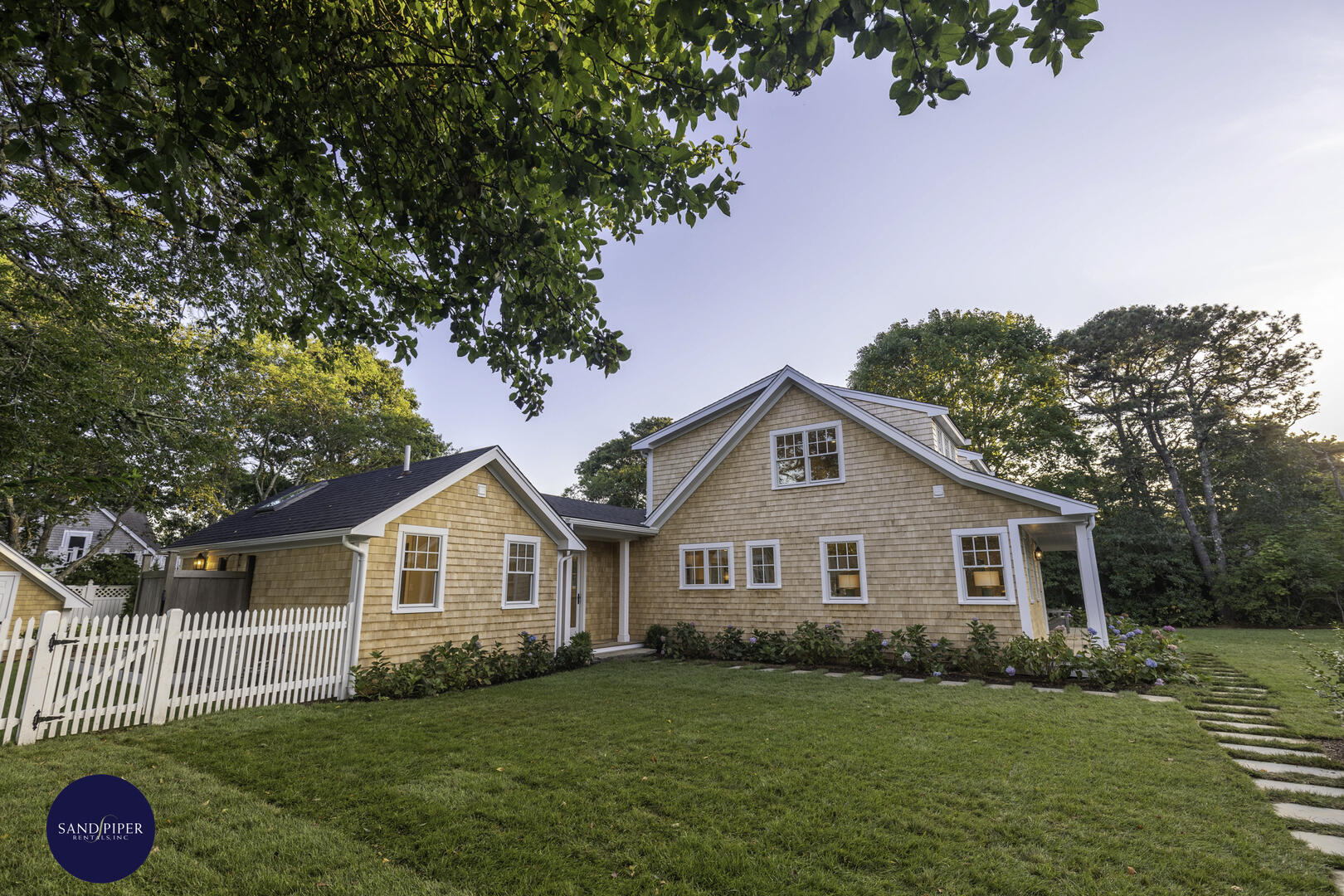 Cape Cod Home 994822