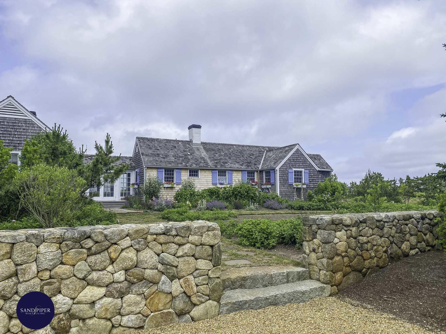 Cape Cod Home 994823