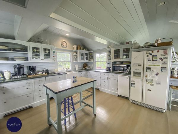 Cape Cod Home 994823