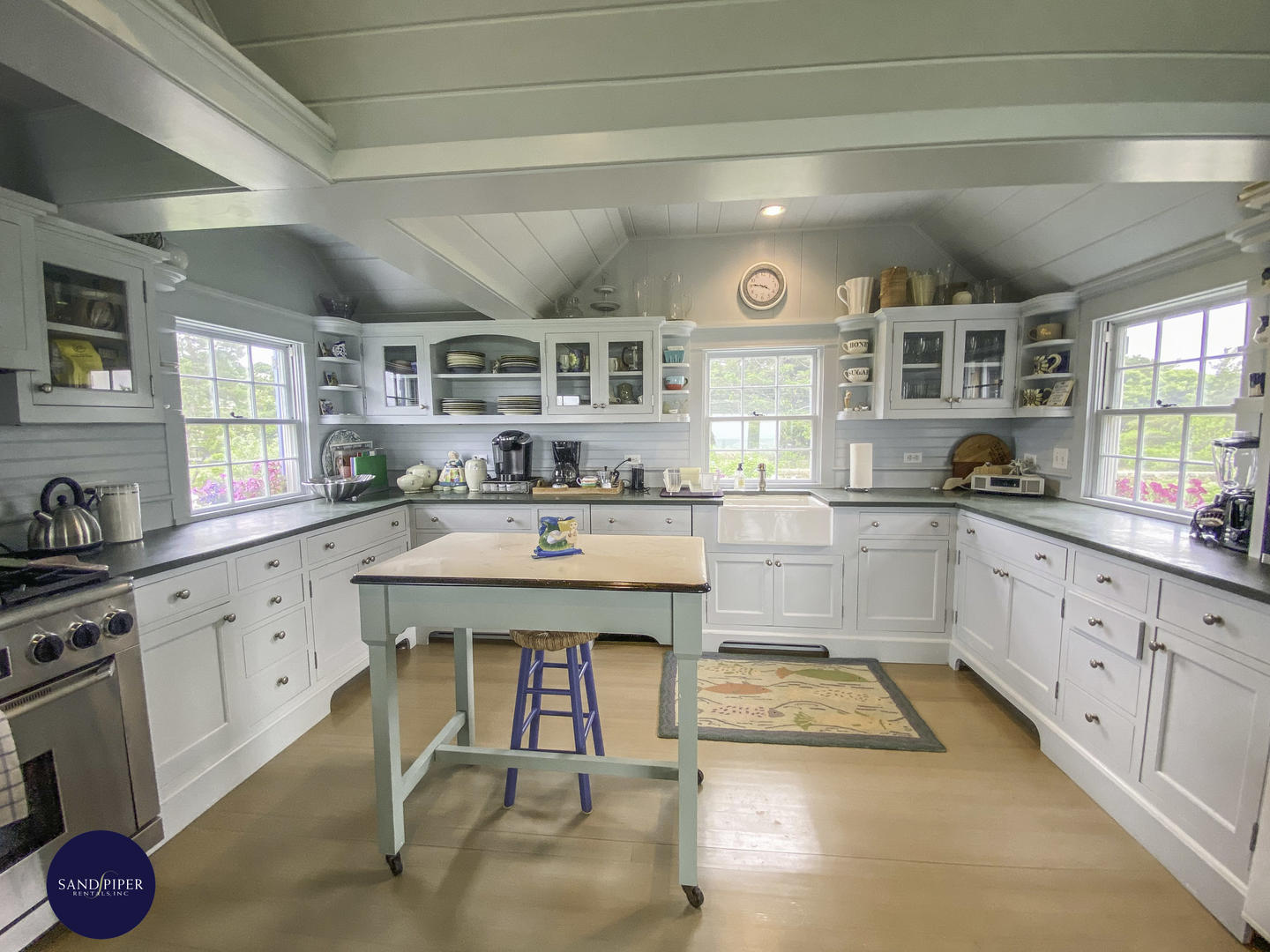 Cape Cod Home 994823
