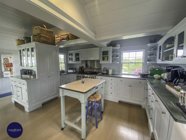 Cape Cod Home 994823