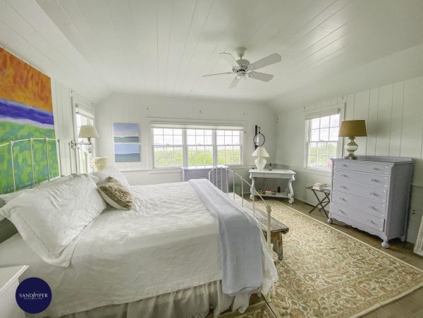 Cape Cod Home 994823