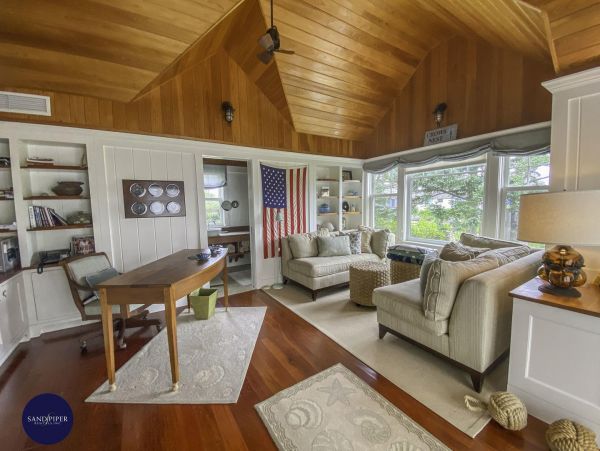 Cape Cod Home 994823