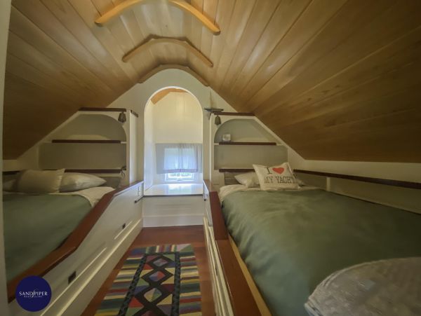 Cape Cod Home 994823