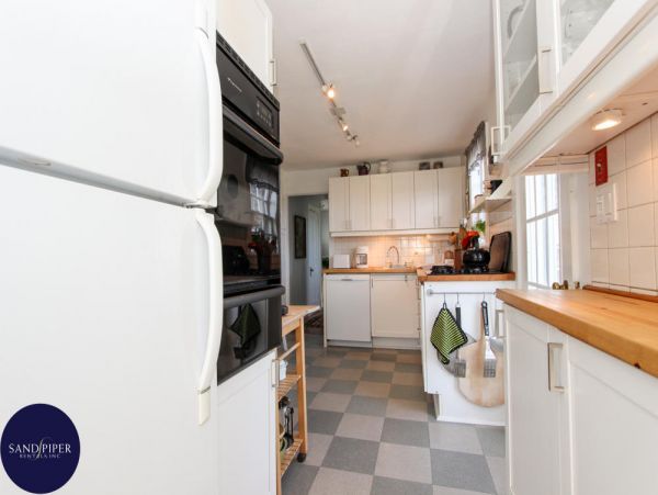 Cape Cod Home 994824