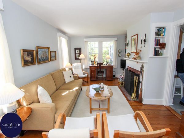 Cape Cod Home 994824