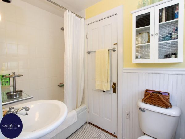 Cape Cod Home 994824