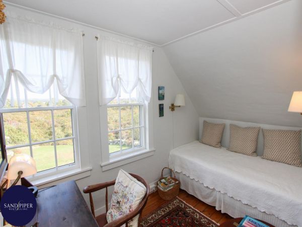 Cape Cod Home 994824