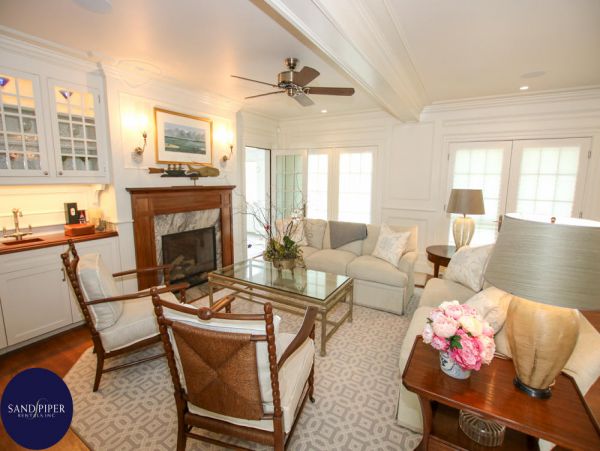 Cape Cod Home 994828