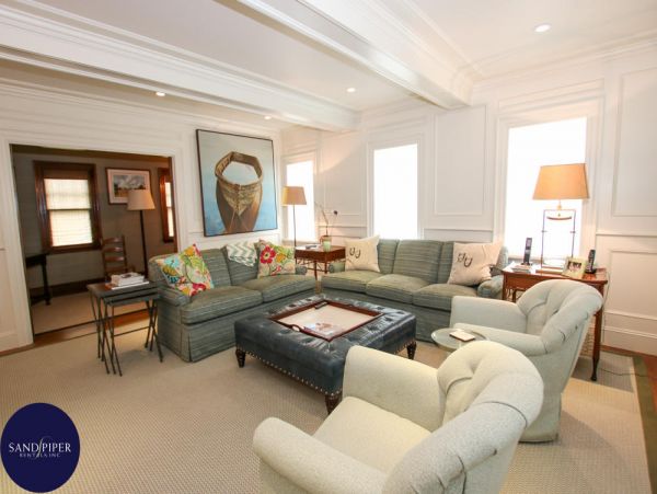 Cape Cod Home 994828