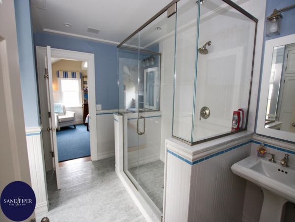 Cape Cod Home 994828