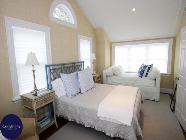 Cape Cod Home 994828