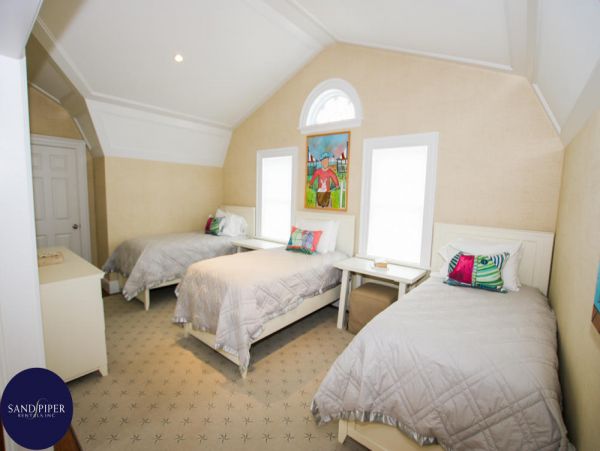 Cape Cod Home 994828