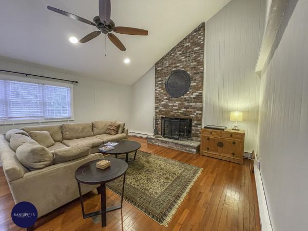 Cape Cod Home 994829