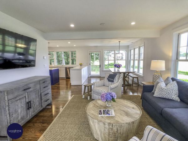 Cape Cod Home 994831