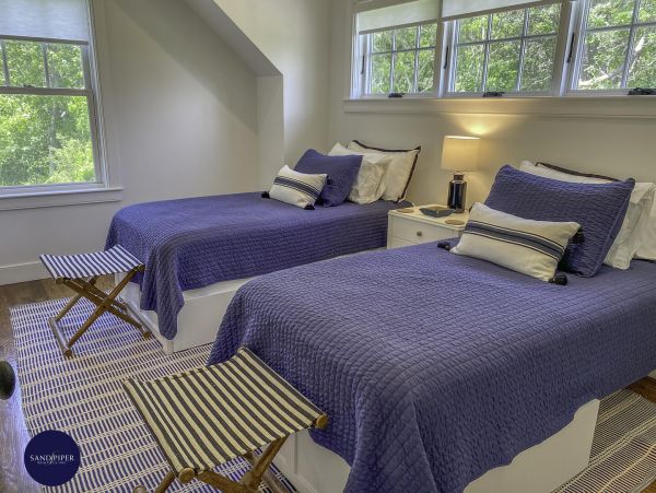 Cape Cod Home 994831
