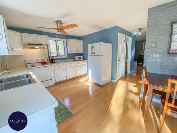Cape Cod Home 994834