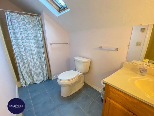 Cape Cod Home 994834