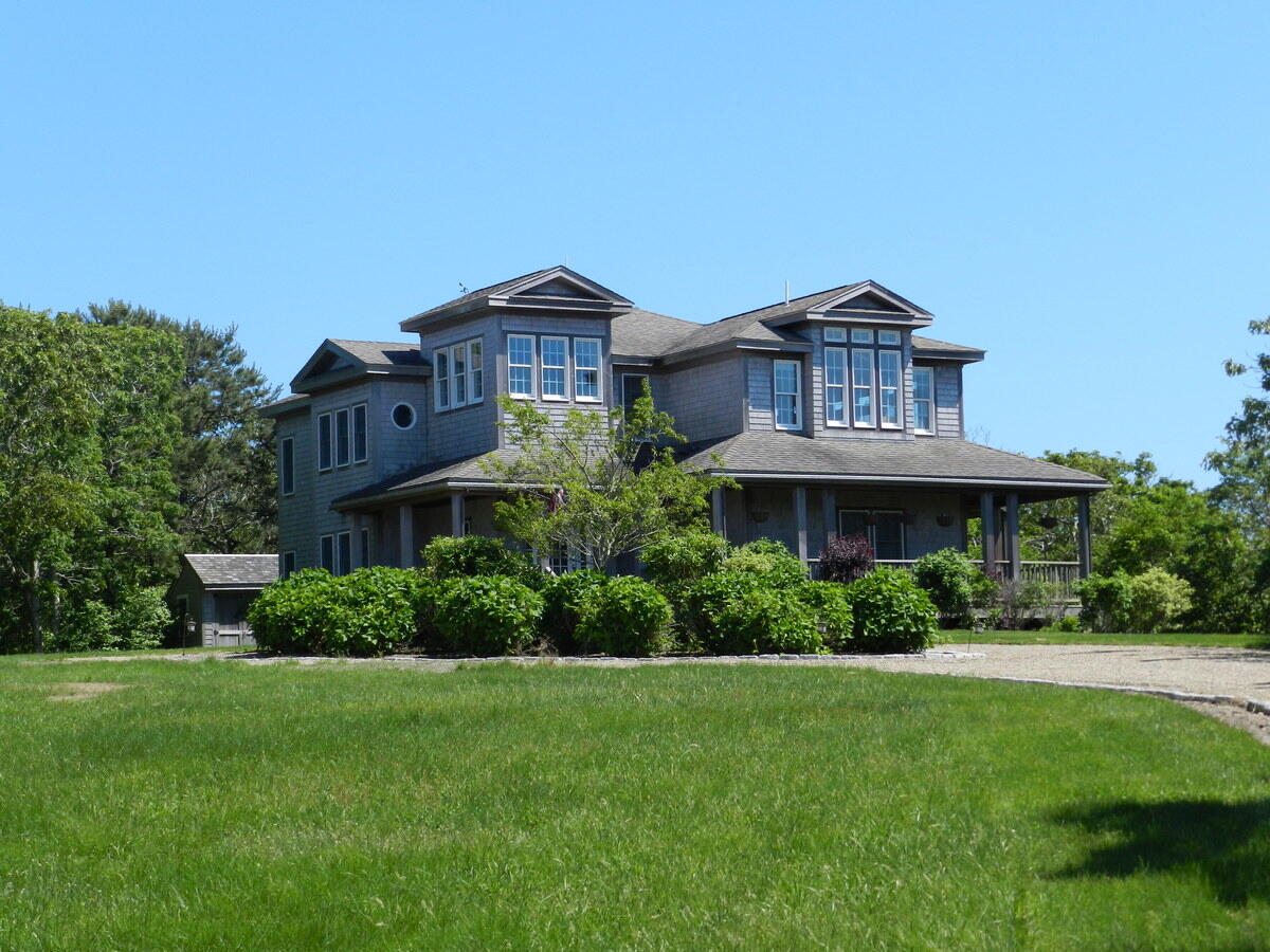 Cape Cod Home 994835