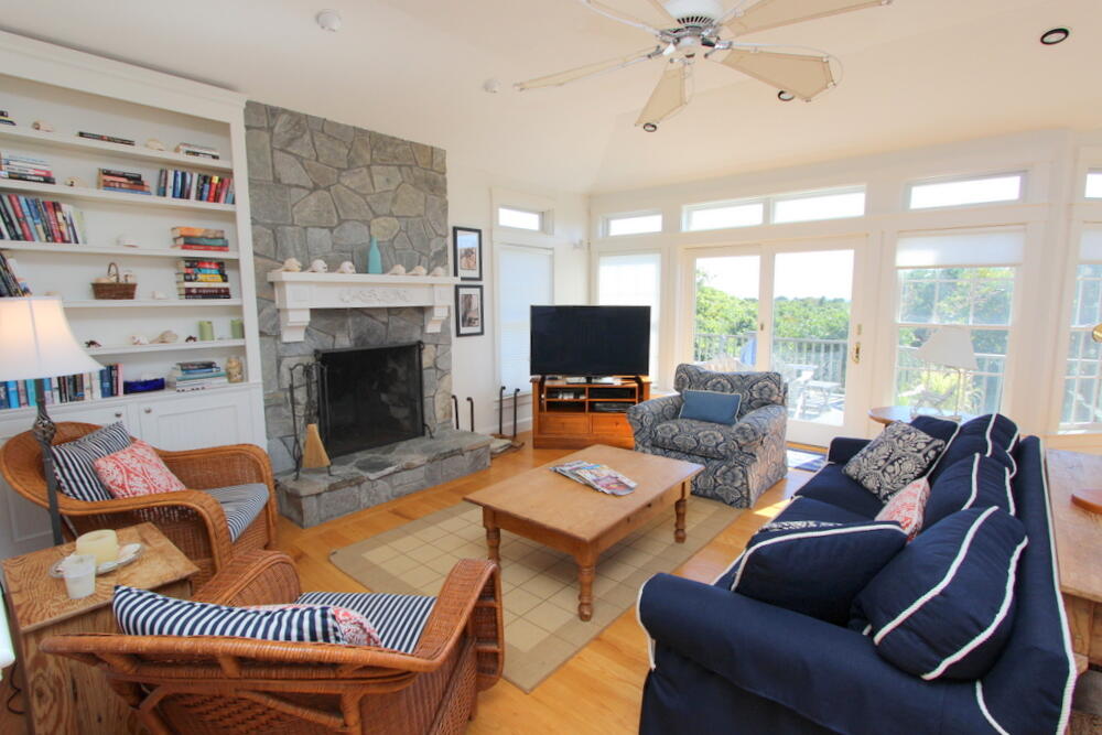Cape Cod Home 994835
