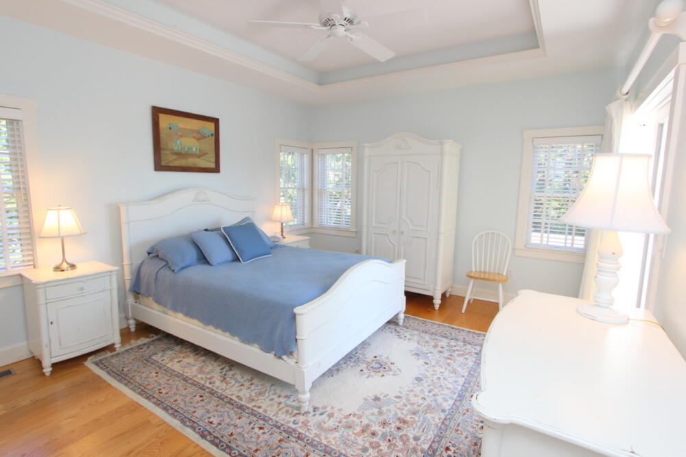 Cape Cod Home 994835