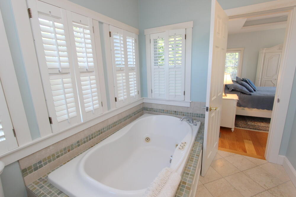 Cape Cod Home 994835