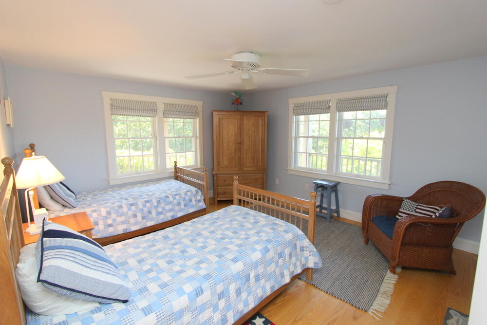 Cape Cod Home 994835
